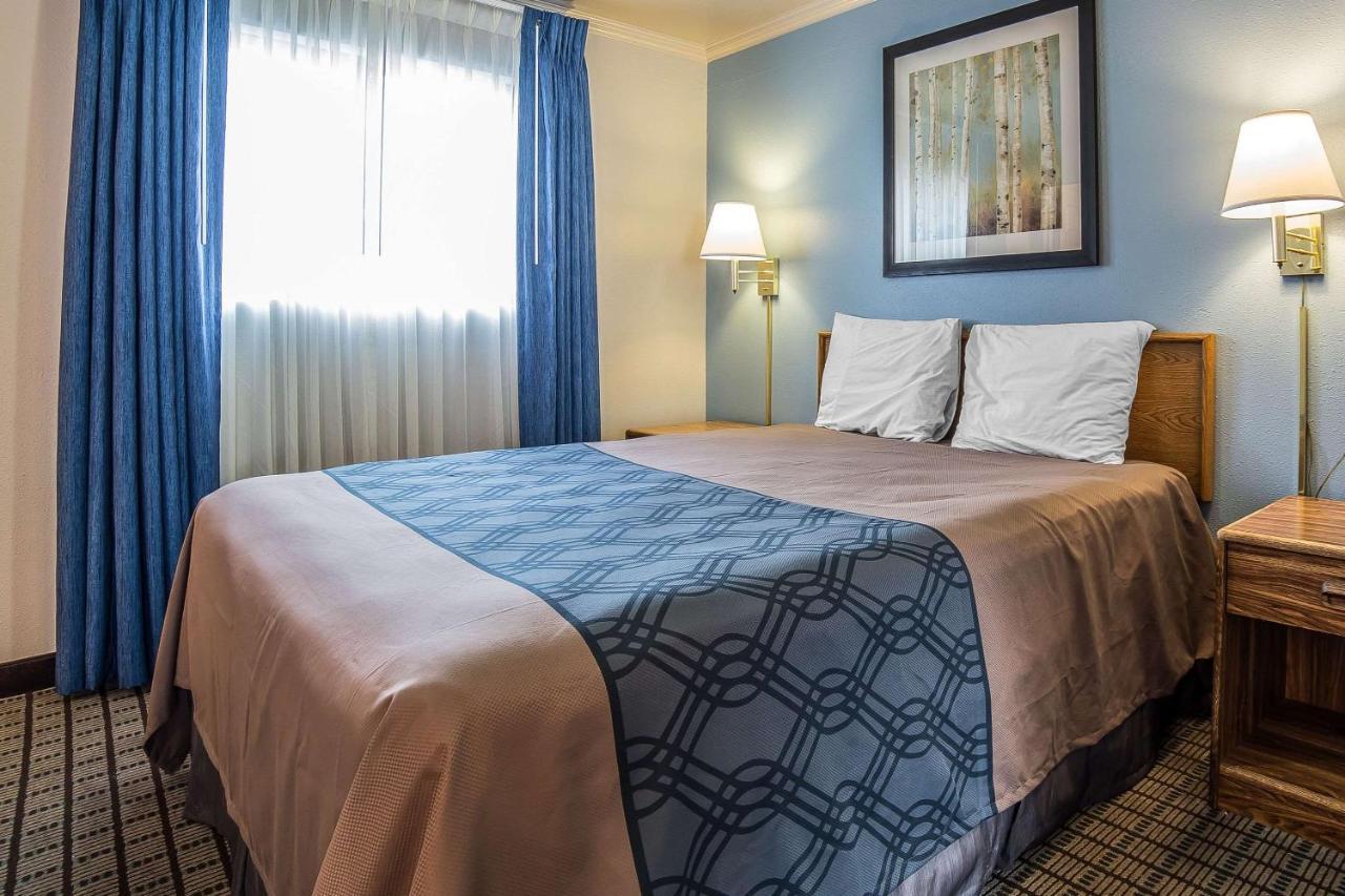 Econo Lodge Inn & Suites Logan Εξωτερικό φωτογραφία