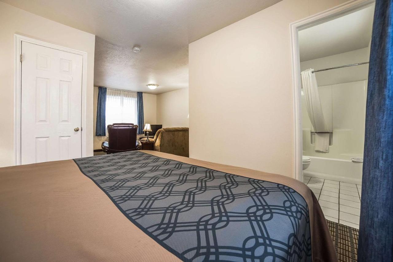 Econo Lodge Inn & Suites Logan Εξωτερικό φωτογραφία