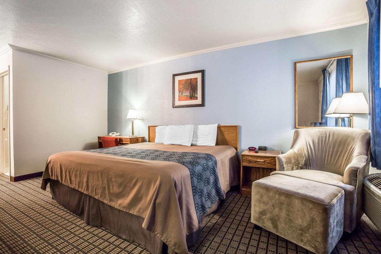 Econo Lodge Inn & Suites Logan Εξωτερικό φωτογραφία