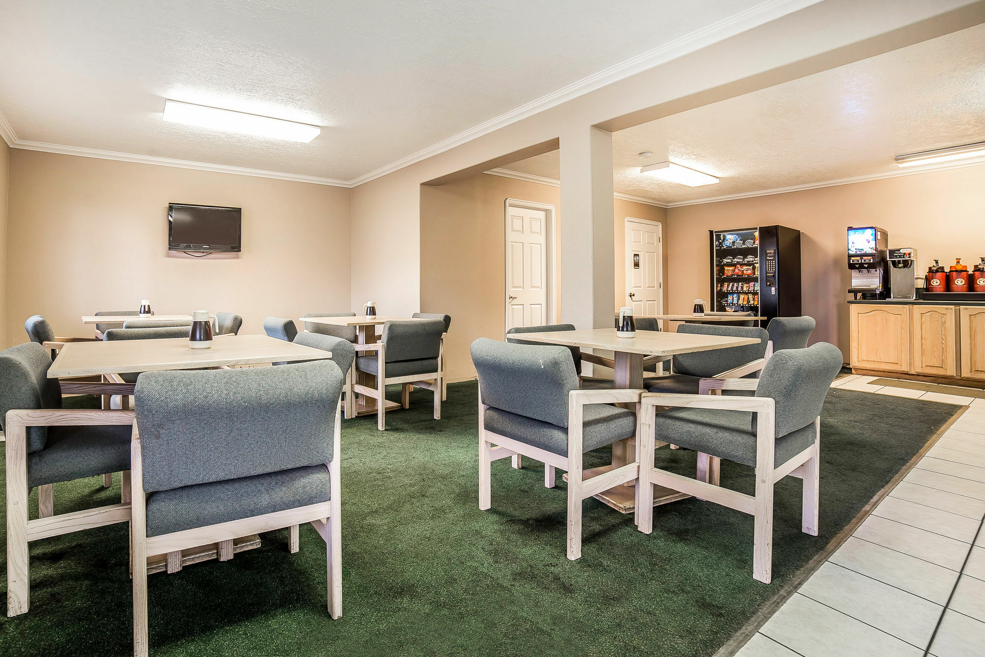 Econo Lodge Inn & Suites Logan Εξωτερικό φωτογραφία