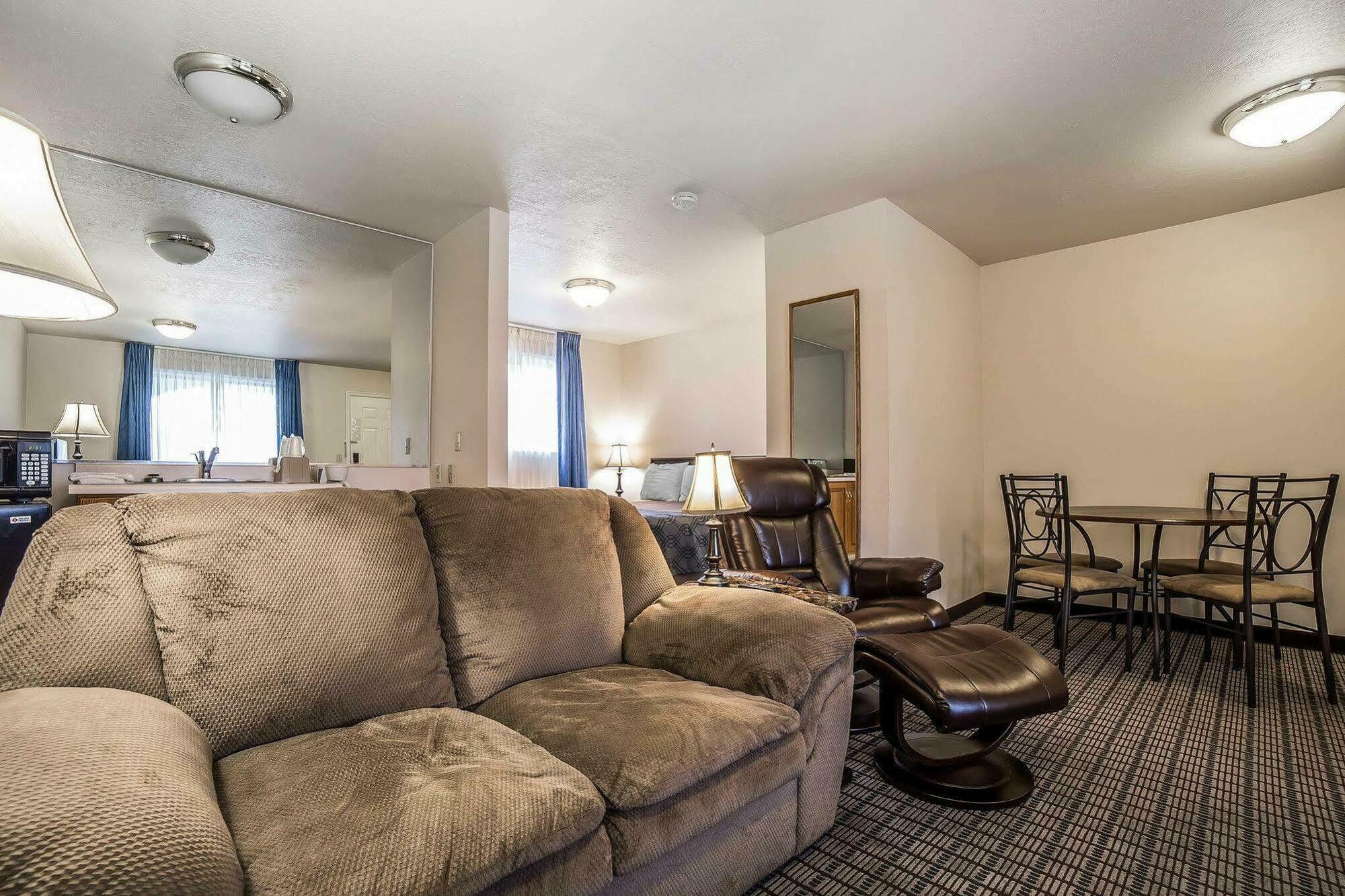 Econo Lodge Inn & Suites Logan Εξωτερικό φωτογραφία