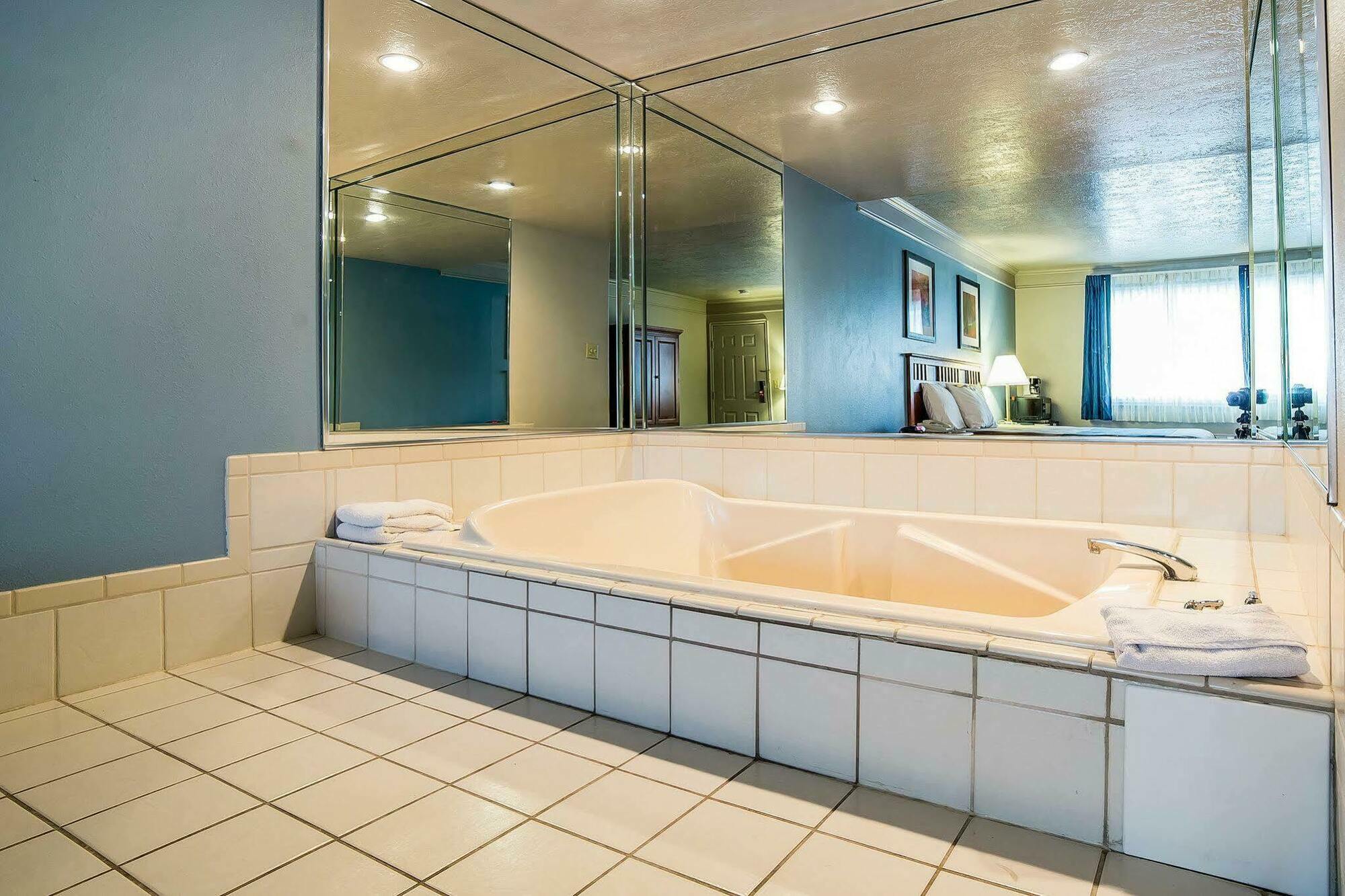 Econo Lodge Inn & Suites Logan Εξωτερικό φωτογραφία